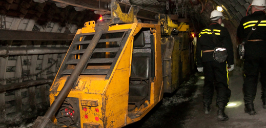 Důl Darkov: horníci u dieselové lokomotivy důlního závěsného vláčku.