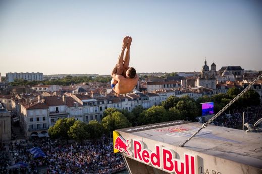 Michal Navrátil v seriálu Red Bull Cliff Diving.