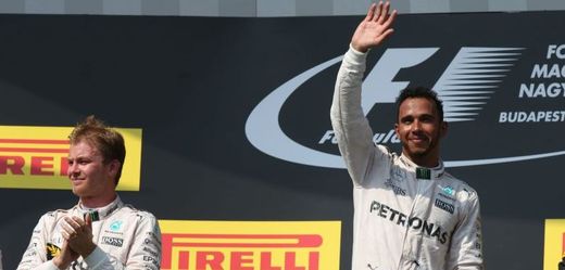 Lewis Hamilton (vpravo) porazil týmového kolegu Nica Rosberga a vede F1