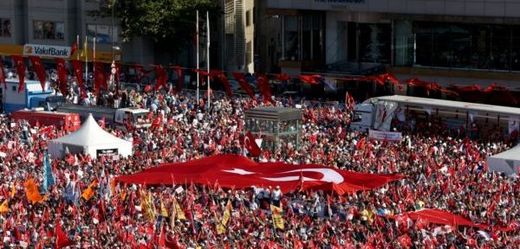 Istanbul zaplavily turecké vlajky. 