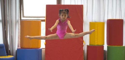 Čínská gymnastka na tréninku.