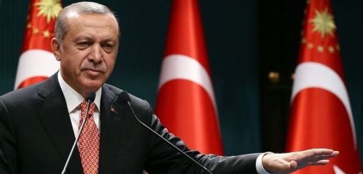 Erdogan pokračuje v čistkách. Je vydán zatykač na 42 novinářů. 