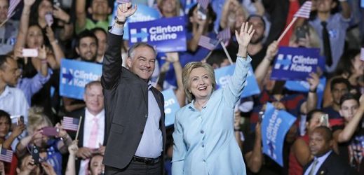 Hillary Clintonová se svým kandidátem na viceprezidenta Timem Kainem.