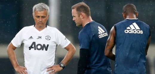 Trenér Manchesteru United Jose Mourinho s hráči na tréninku.