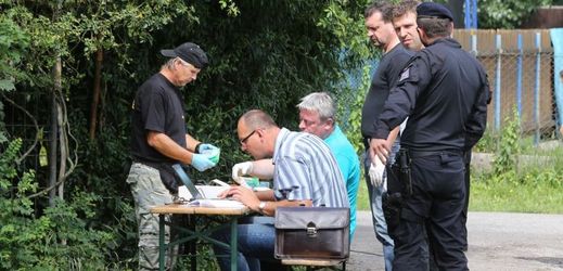 Vyšetřovatelé po střelbě v Ostravě.