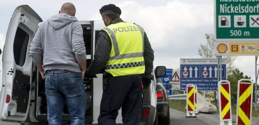 Rakouská policie kontroluje vozidlo kvůli migrantům (ilustrační foto).