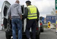 Rakouská policie kontroluje vozidlo kvůli migrantům (ilustrační foto).