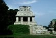 Ať už je pravda jakákoliv, mexické Palenque je fascinujícím místem. Kromě již zmíněného nově nalezeného tunelu se zde nachází Palác s množstvím plastik a basreliéfů, Chrám nápisů s druhým nejdelším vytesaným textem na světě, skupina chrámu Kříže, akvadukt, Lví chrám a chrám Lebky.