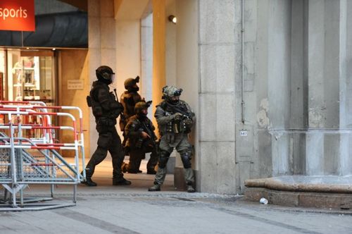 Mnichovská policie při pátečním zásahu v obchodním centru na severu bavorské metropole.