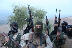 Bojovníci z teroristické organizace An-Nusra.