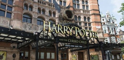 Divadelní hra s tematikou kouzelnického světa Harryho Pottera sklízí pozitivní hodnocení od kritiků.