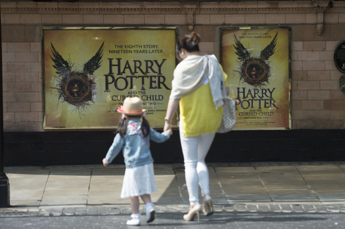 Jediné místo, kde se divadelní hra Harry Potter a prokleté dítě hraje, je londýnský Palace Theater.