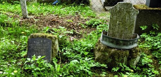 Židovský hřbitov v Prostějově byl zničen za německé okupace a náhrobní kameny si rozebrali lidé z města a okolích vesnic.