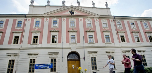 Hlavní budova historické a památkově chráněné Invalidovny v pražském Karlíně.