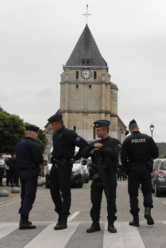 Francouzští policisté hlídkují před kostelem, který se v úterý stal terčem teroristického útoku.