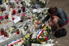 Lidé vyjadřují soucit s obětmi posledních teroristických útoků ve Francii.