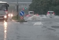 Přívalové deště způsobily mnoho škod. Mimo jiné také propad vozovky na takzvané Vysočanské estakádě (ilustrační foto).