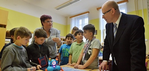 Premiér Bohuslav Sobotka na návštěvě jedné základní školy. Ve středu premiér oznámil na twitteru zvýšení učitelských platů (ilustrační foto).