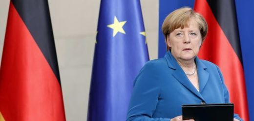 Německá kancléřka Angela Merkelová uspořádá tiskovou konferenci.