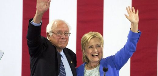 Bernie Sanders a protikandidáta Hillary Clintonové. 