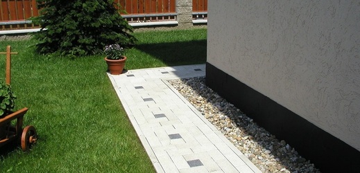 Betonové dlaždice jsou dostupné v různých tvarech, velikostech i odstínech a jejich cena je více než přijatelná.
