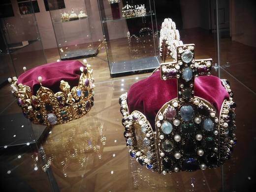 Ve valtickém zámku lze navštívit výstavu korunovačních klenotů z celého světa, součástí expozice Zlato císařů a králů je také výstava originálních předmětů Poklady starověké a středověké Číny.