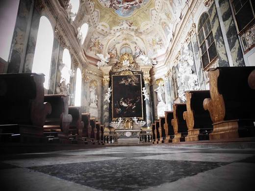 Valtický zámek letos otevřel komentovanou prohlídku zámecké kaple. Jedná se o setkání s barokní architekturou za doprovodu živé varhanní hudby.