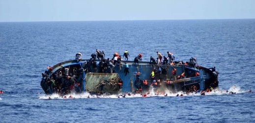Převrácená loď s migranty na cestě do Itálie.