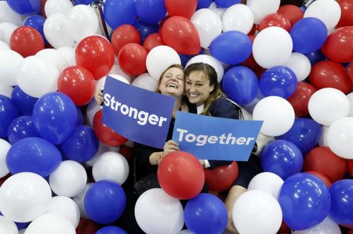 Jedno z volebních hesel Hillary Clintonové je "Stronger Together", tedy silnější spolu.