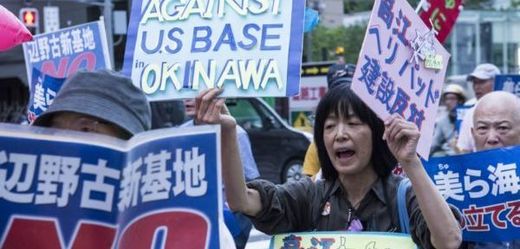 V červnu protestovaly proti americkým vojákům na Okinawě desetitisíce lidí.