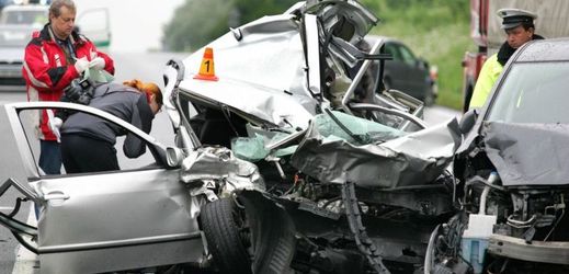 Mladí řidiči mají v letních měsících více smrtelných havárií (ilustrační foto).