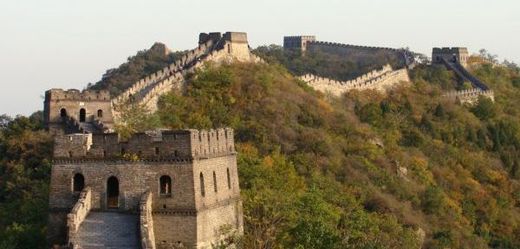 Velká čínská zeď měří asi 21 tisíc kilometrů.