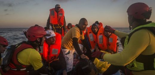 Uprchlíci ve člunu (ilustrační foto).