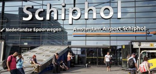Schiphol se nachází asi 16 kilometrů od metropole Amsterodamu.