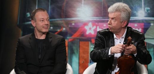Houslista Jaroslav Svěcený (vpravo) byl v květnu 2015 hostem pořadu Nikdo není perfektní na televizní stanici TV Barrandov.