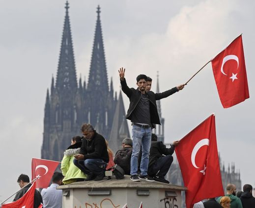 Německý Kolín nad Rýnem zaplavilo asi dvacet tisíc podporovatelů tureckého prezidenta Erdogana.