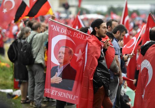 Stoupenci tureckého prezidenta na shromáždění v Kolíně nad Rýnem.