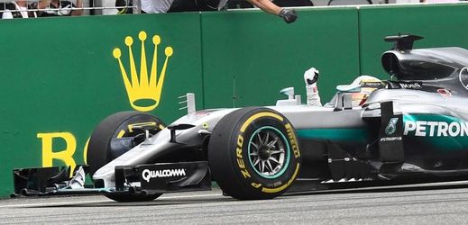 Lewis Hamilton ovládl Velkou cenu Německa před vozy Red Bullu.