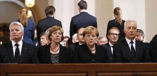 Prezident Spolkové republiky Německo Joachim Gauck (vlevo) spolu se spolkovou kancléřkou Angelou Merkelovou (druhá zprava) se přišli rozloučit s oběťmi teroru v Mnichově.