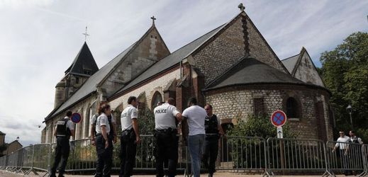 Francouzská policie obvinila dva muže spojené s úterní vraždou v kostele ve městě Saint-Étienne-du-Rouvray.