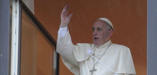 "Terorismus vyrůstá tam, kde není jiná možnost a kde se peníze stanou bohem," uvedl papež.