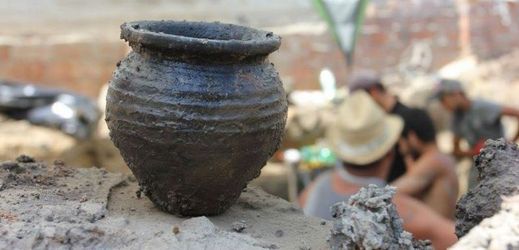 Mimo jiné našli archeologové i keramické nádoby, zvířecí kosti, mince či kožený opasek.