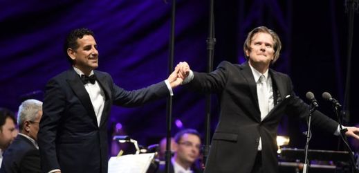 Úvodní večer 16. července 25. ročníku Mezinárodního hudebního festivalu Český Krumlov koncertoval tenorista Juan Diego Flórez (vlevo), jako dirigent se představil Christopher Franklin.