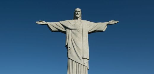 Socha Krista tyčící se nad Rio de Janeirem.