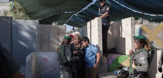 Izraelští vojáci kontrolují palestinské obyvatele (ilustrační foto).