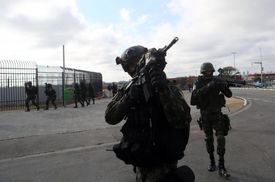 Příslušníci brazilských ozbrojených složek v Riu de Janeiro.