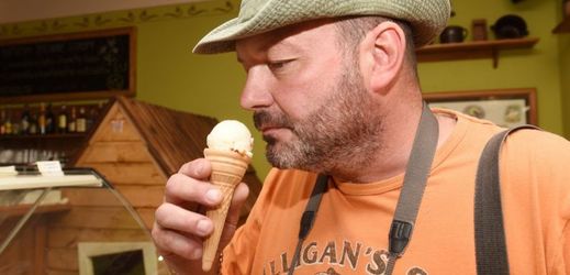 Tvarůžkovou zmrzlinu vyrábí loštická kavárna U lišky Bystroušky.
