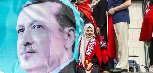 Demonstrace na podporu prezidenta Recepa Tayyipa Erdogana.