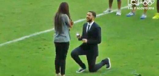 Kolumbijský fotbalista Luis Calderón požádal snoubenku o ruku během ligového utkání. 