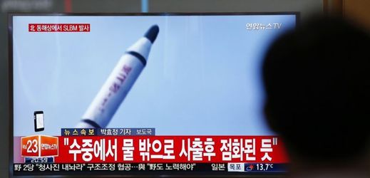 Vysílání o odpálení rakety směrem k Jižní Koreji.